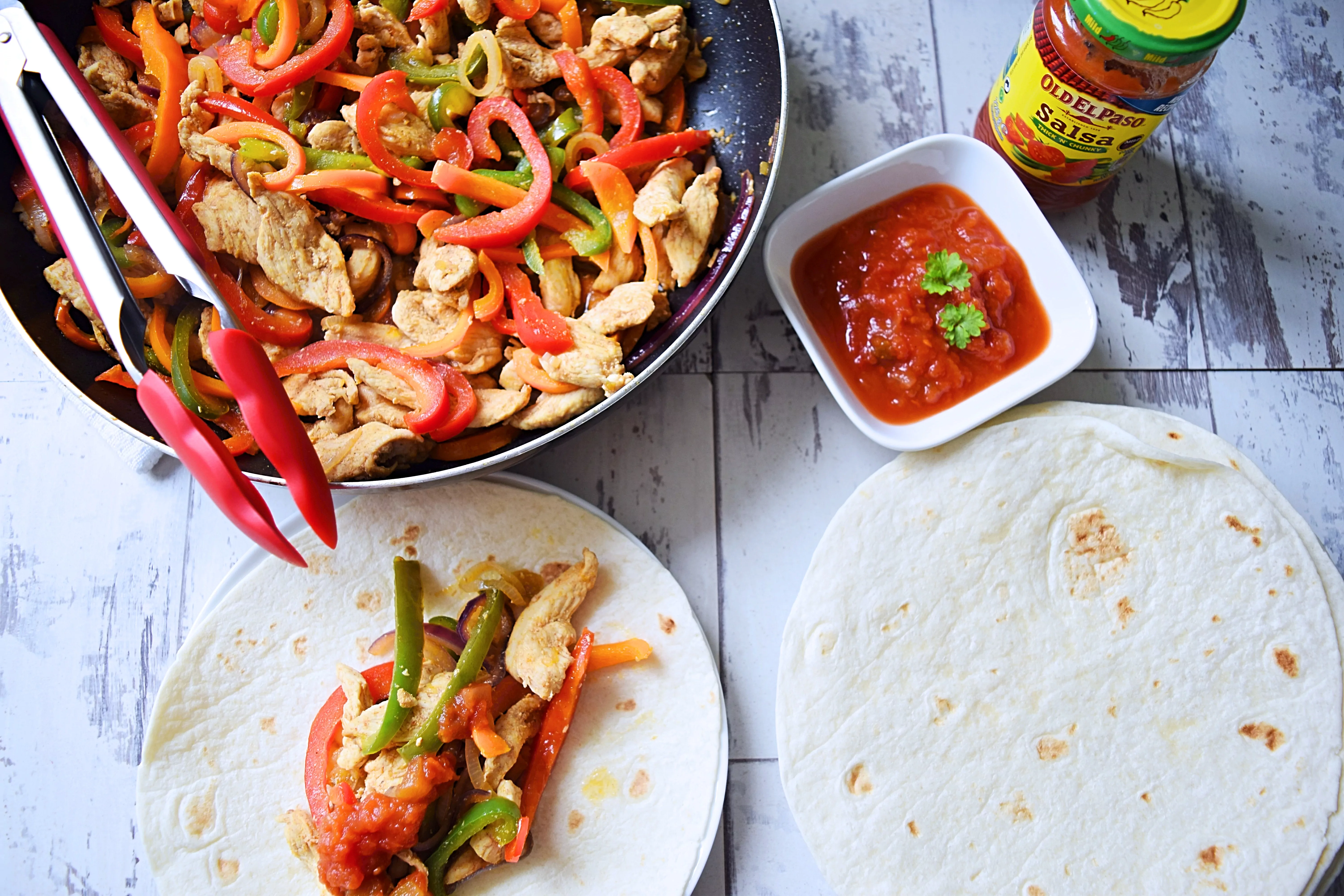 Фахитос (fajitas) в лаваше с курицей и овощами по-мексикански