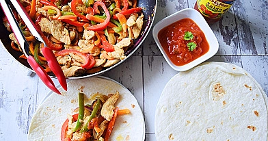 Фахитос (fajitas) в лаваше с курицей и овощами по-мексикански