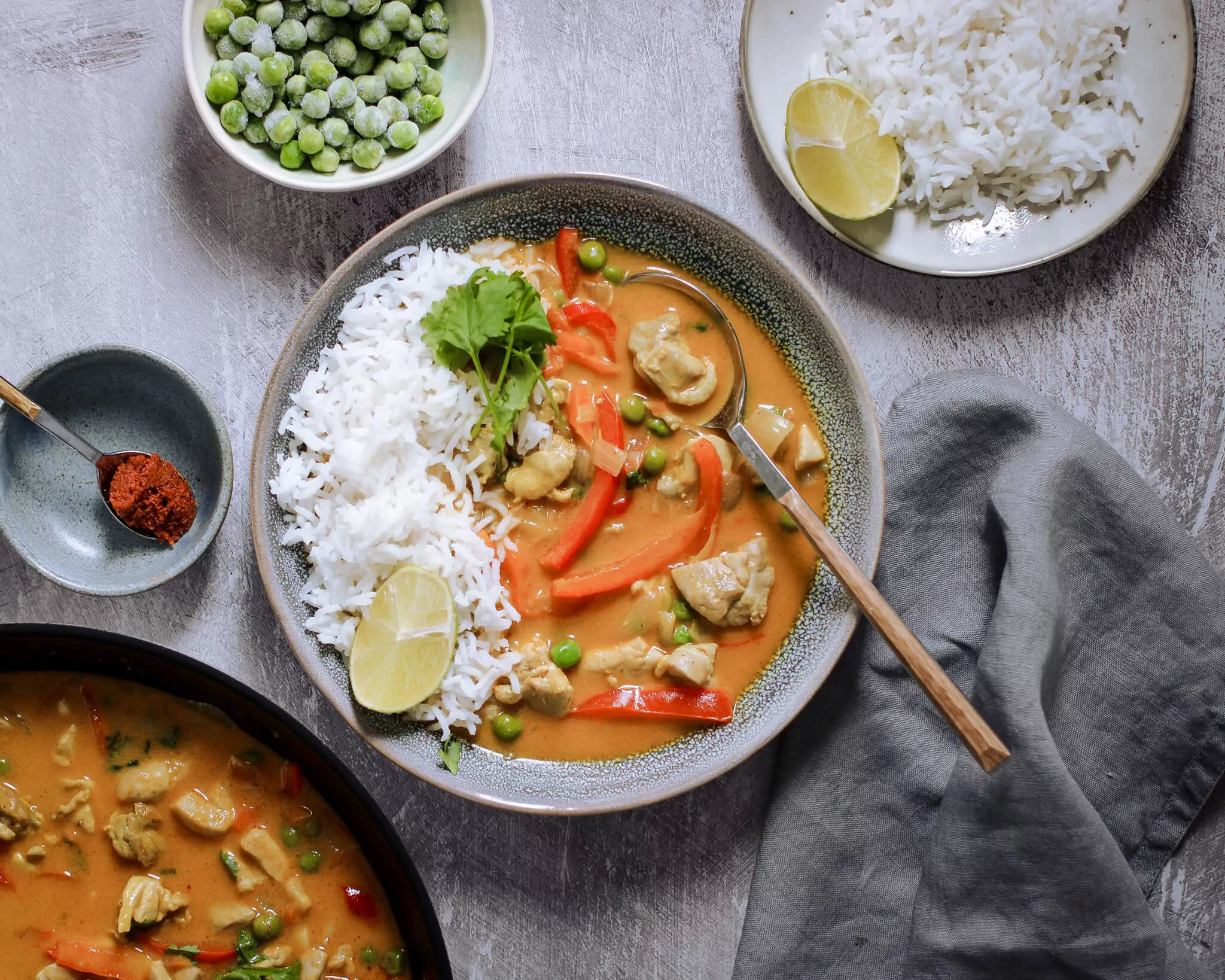 Тушеная курица по-тайски с кокосовым молоком и пастой из красного карри