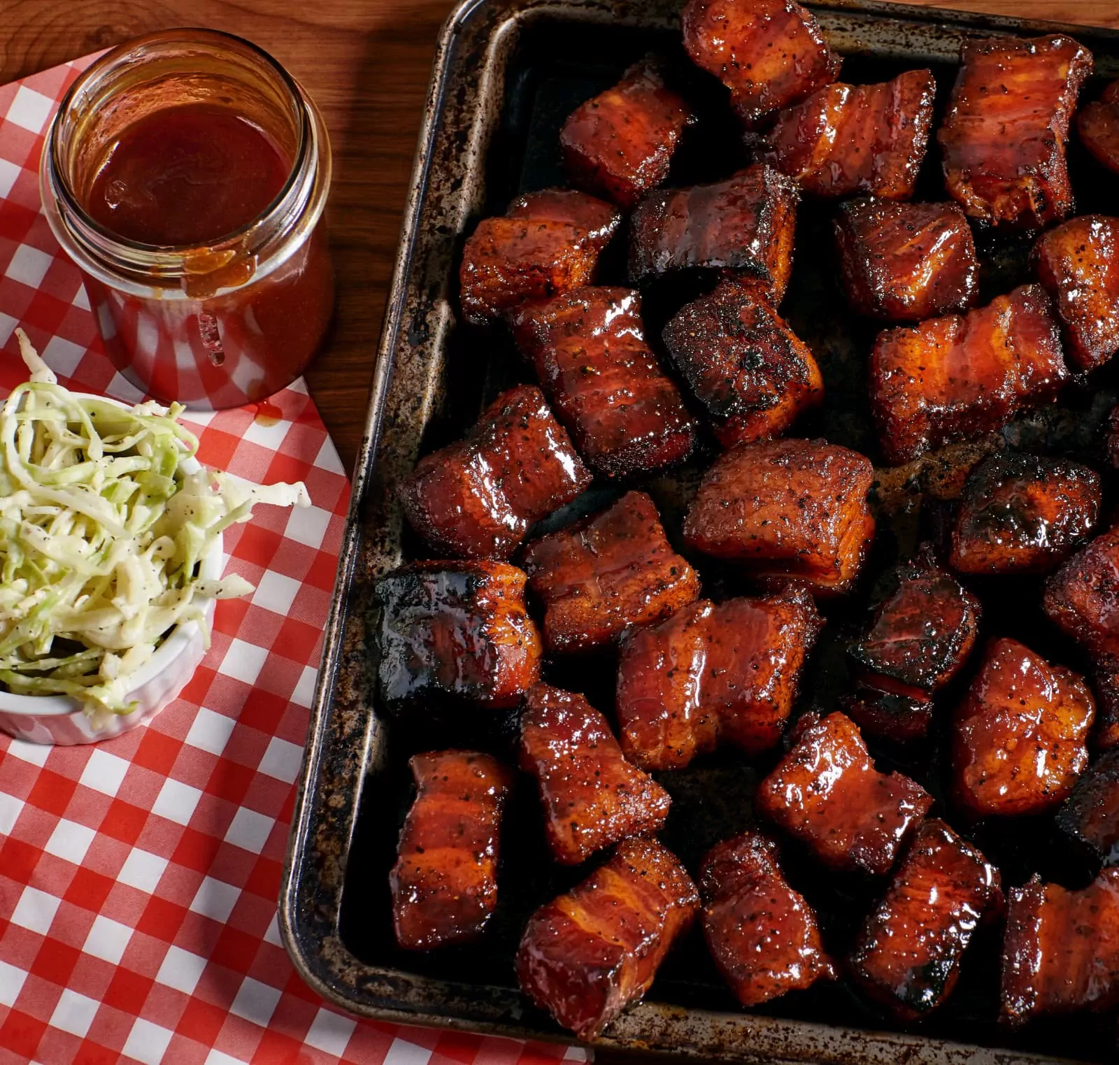 Кусочки бекона жареные на гриле камадо (Pork belly burnt ends)