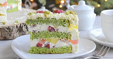 Шпинатный торт "Изумрудный бархат" с желе и кремом (Emerald velvet cake)