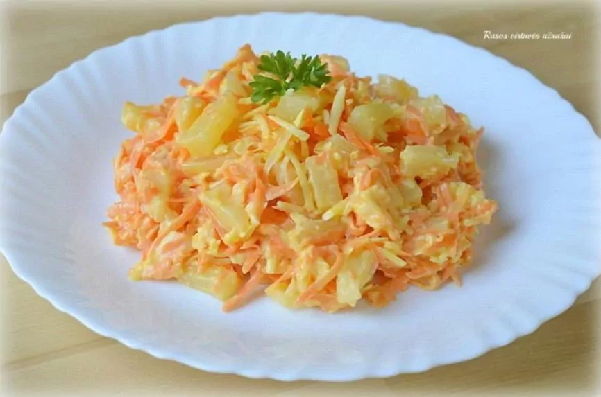 Салат из свежей моркови с сыром и консервированными ананасами