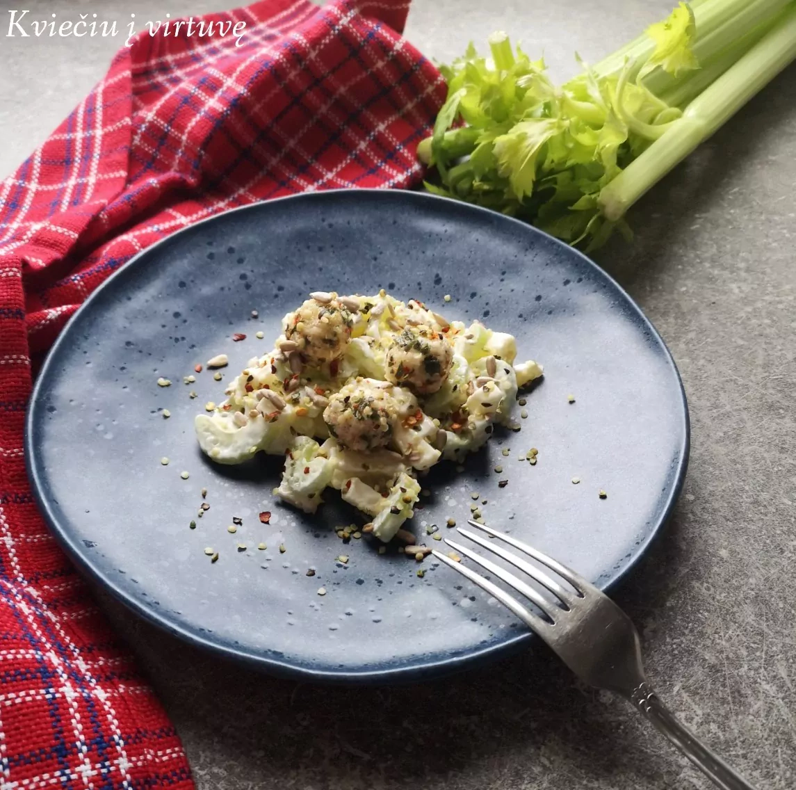 Салат с сельдереем, яблоками и творогом