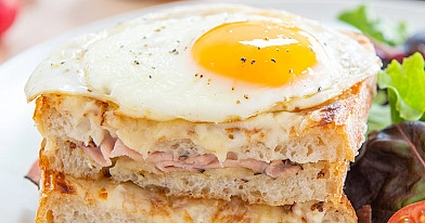 Croque madame — французские горячие бутерброды с яйцами, ветчиной и соусом бешамель