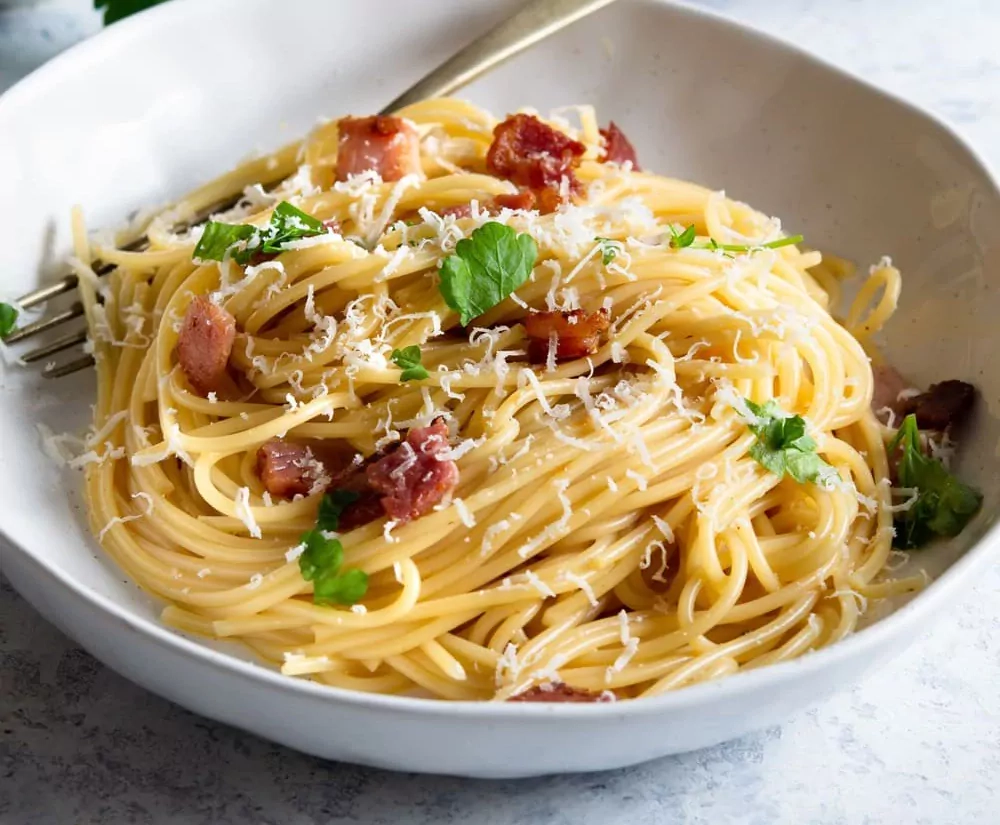 Паста Карбонара (Pasta Carbonara) - паста с беконом, яичным желтком и сыром