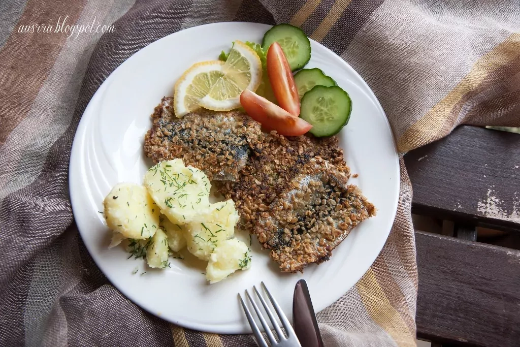 Жареная салака с овсянкой и пастой из зелени