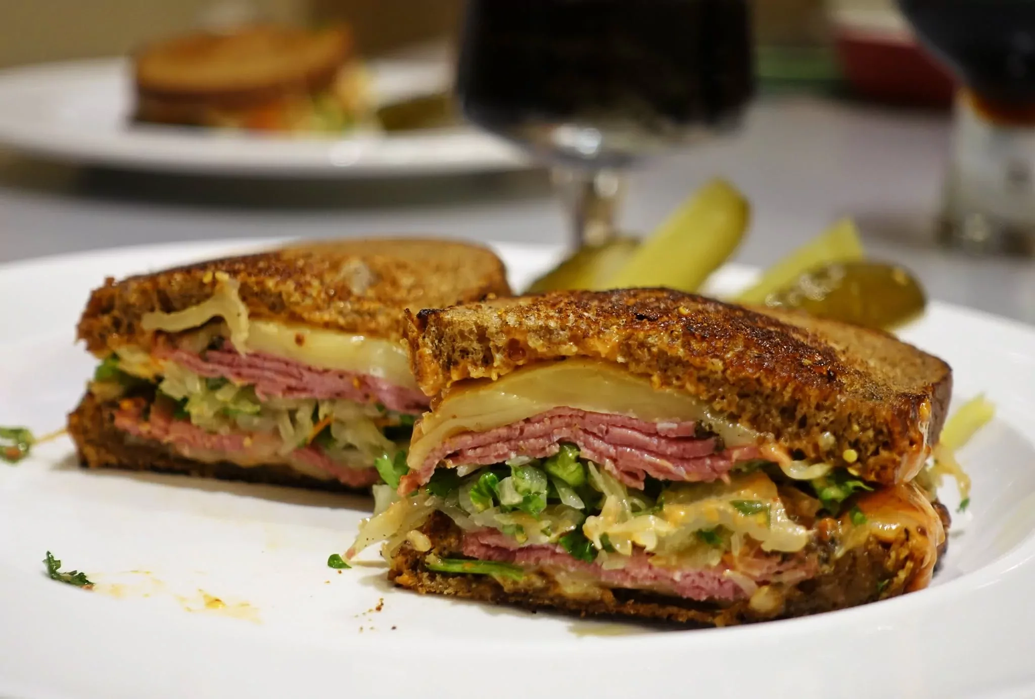 Рубен сэндвич (Reuben Sandwich) с кусочками пастрами, квашеной капустой и сыром