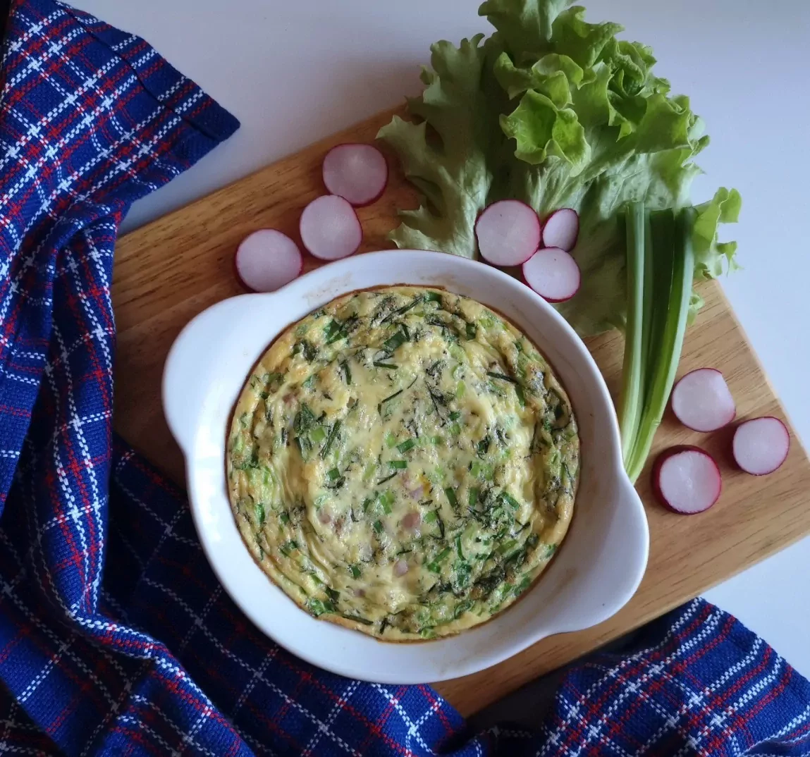 Вкусный и простой яичный омлет, запеченный в духовке с ветчиной, шампиньонами и сыром