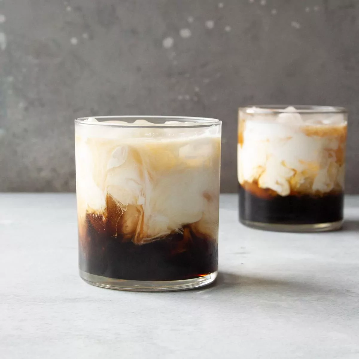 White Russian (Белый русский) коктейль с водкой, кофейным ликером и молоком