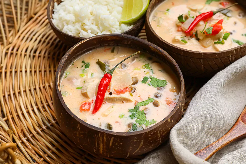 Том кха гай (Tom kha gai) - тайский суп с курицей и овощами.